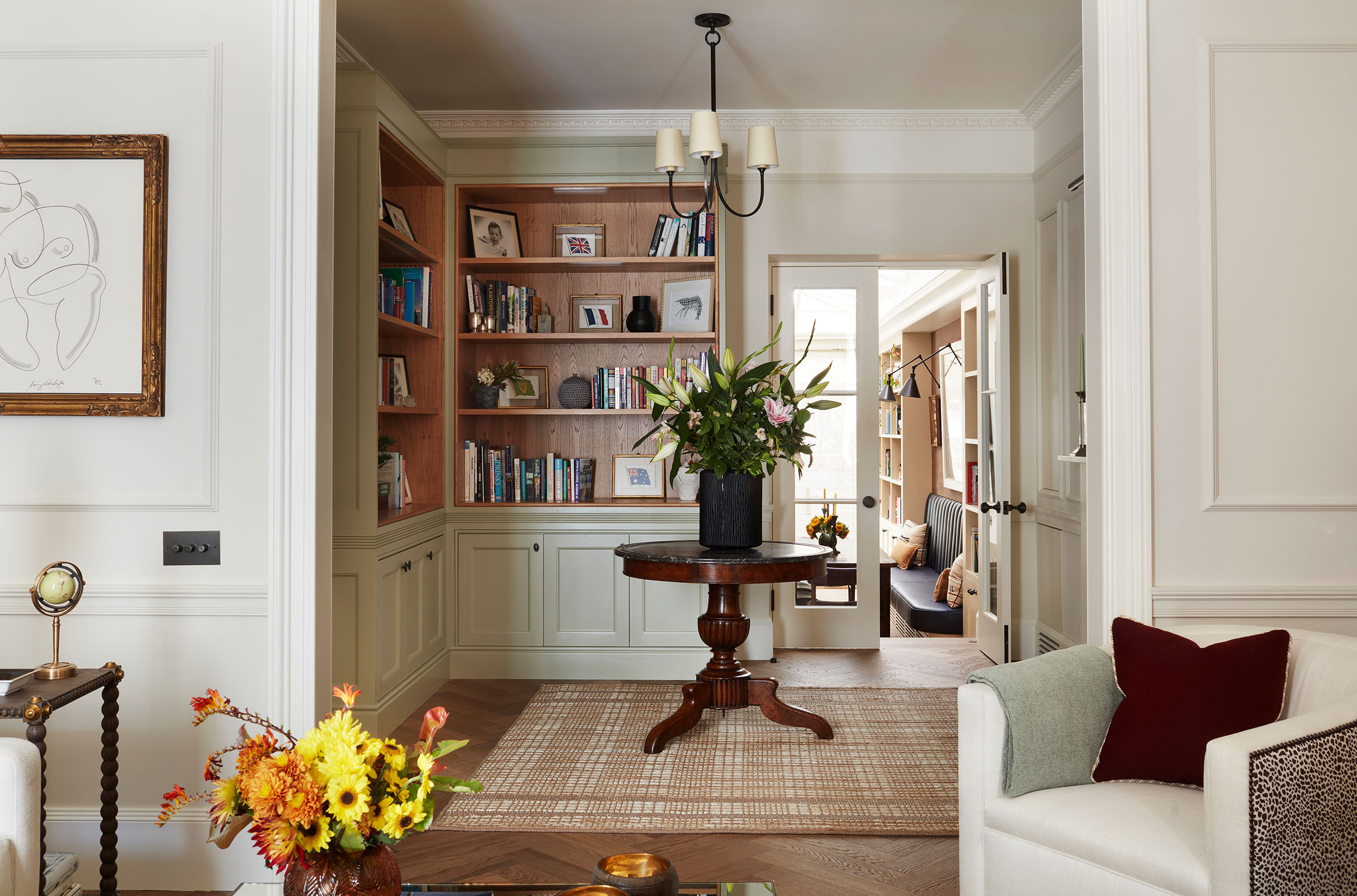 A Studio Indigo project showcasing a transitional interior living room within a Kensington Terrace